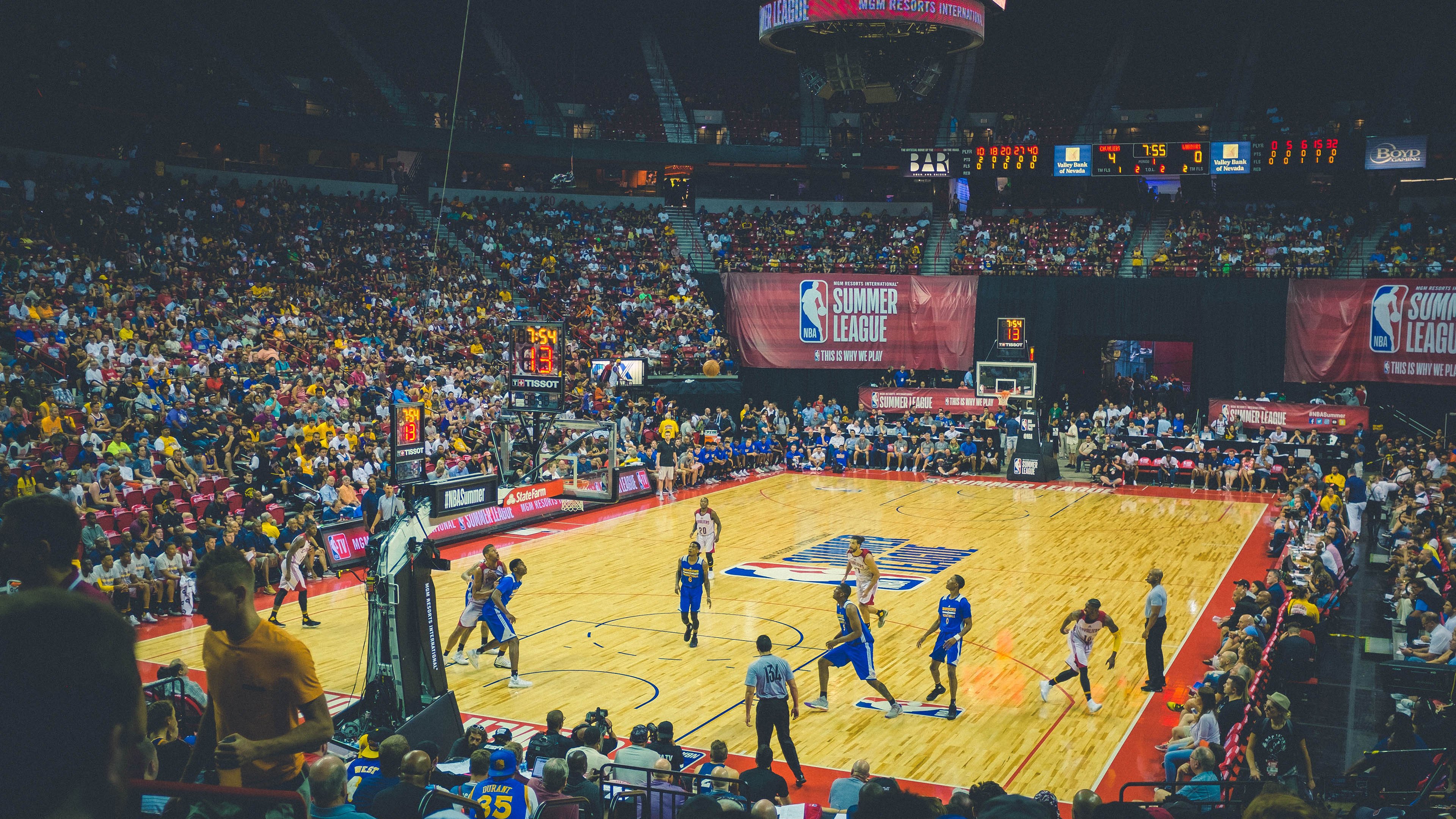 九游网页版官网入口-电竞主持的魅力:控场能力与互动技巧,电竞主持人有哪些看法